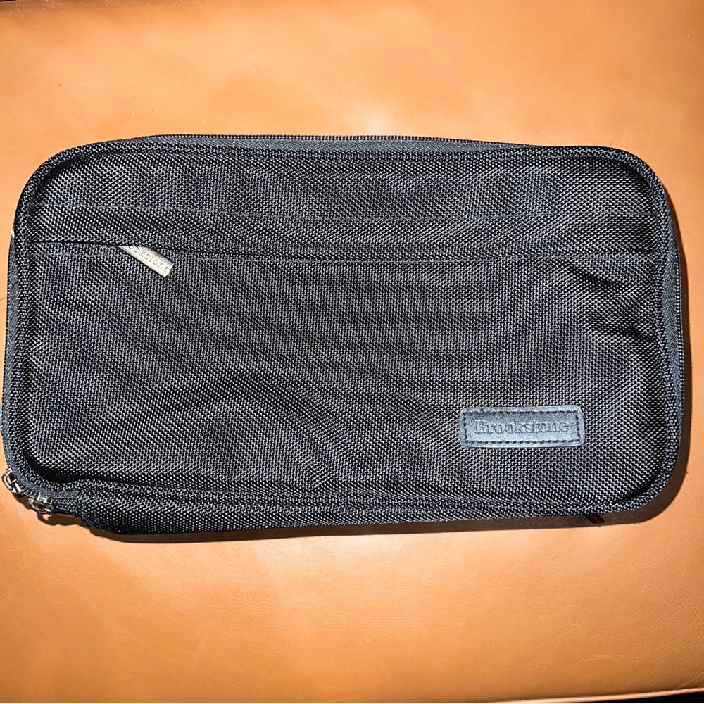 Brookstone Travel Storage Toiletry Bag Purse Organizer Black 4"L x 11"W x 6.25"H